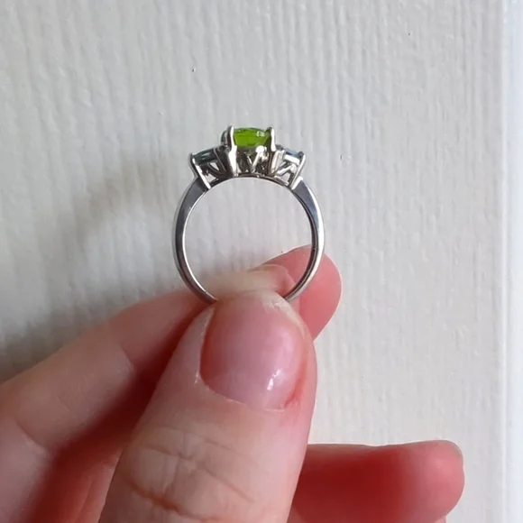 White Gold Peridot and Blue Topaz Ring size 7 - Picture 3 of 4